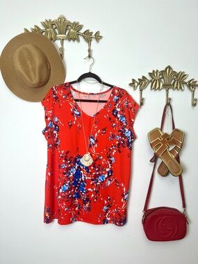 Women's Red Floral Short-Sleeve V-Neck Top XL ptp 24” l 28”